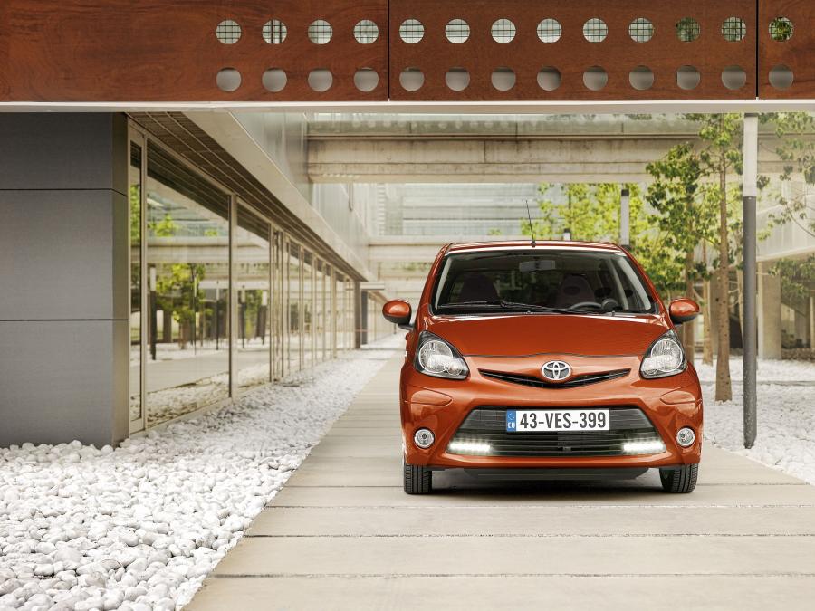  Toyota Aygo 5-Door 2012 года  (фото 2 из 9)